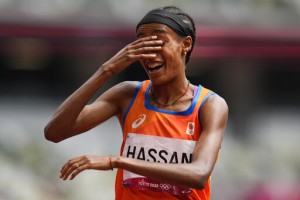 World Champ Hassan Falls, Gets Up And Wins 1,500 Heat