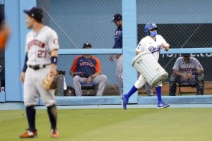 La Fans Don’t Waste Time Jeering Astros At Dodger Stadium