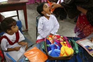 Pakistani Police Say Polio Team Attacked, Policeman Killed