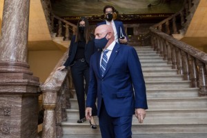 Mark Kelly Pays Tribute To John Mccain In 1st Senate Speech