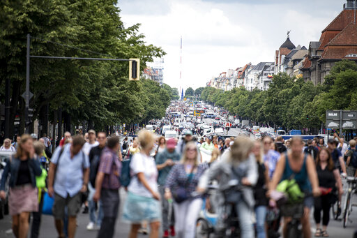 Crowds In Berlin Defy Ban, Protest Coronavirus Restrictions