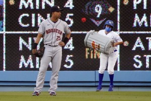 La Fans Don’t Waste Time Jeering Astros At Dodger Stadium