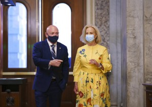 Mark Kelly Pays Tribute To John Mccain In 1st Senate Speech