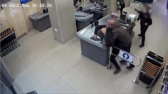 Dramatic Video Shows Off Duty Police Officer Stopping Armed Robbery In Spain