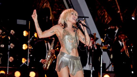 Miley Cyrus Smoothly Covers For A Wardrobe Malfunction In New Year’s Eve Show